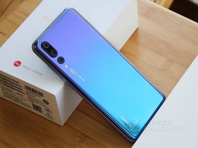 美国网友:为何华为p20不在美国上市?中国网友:那得问你们自己