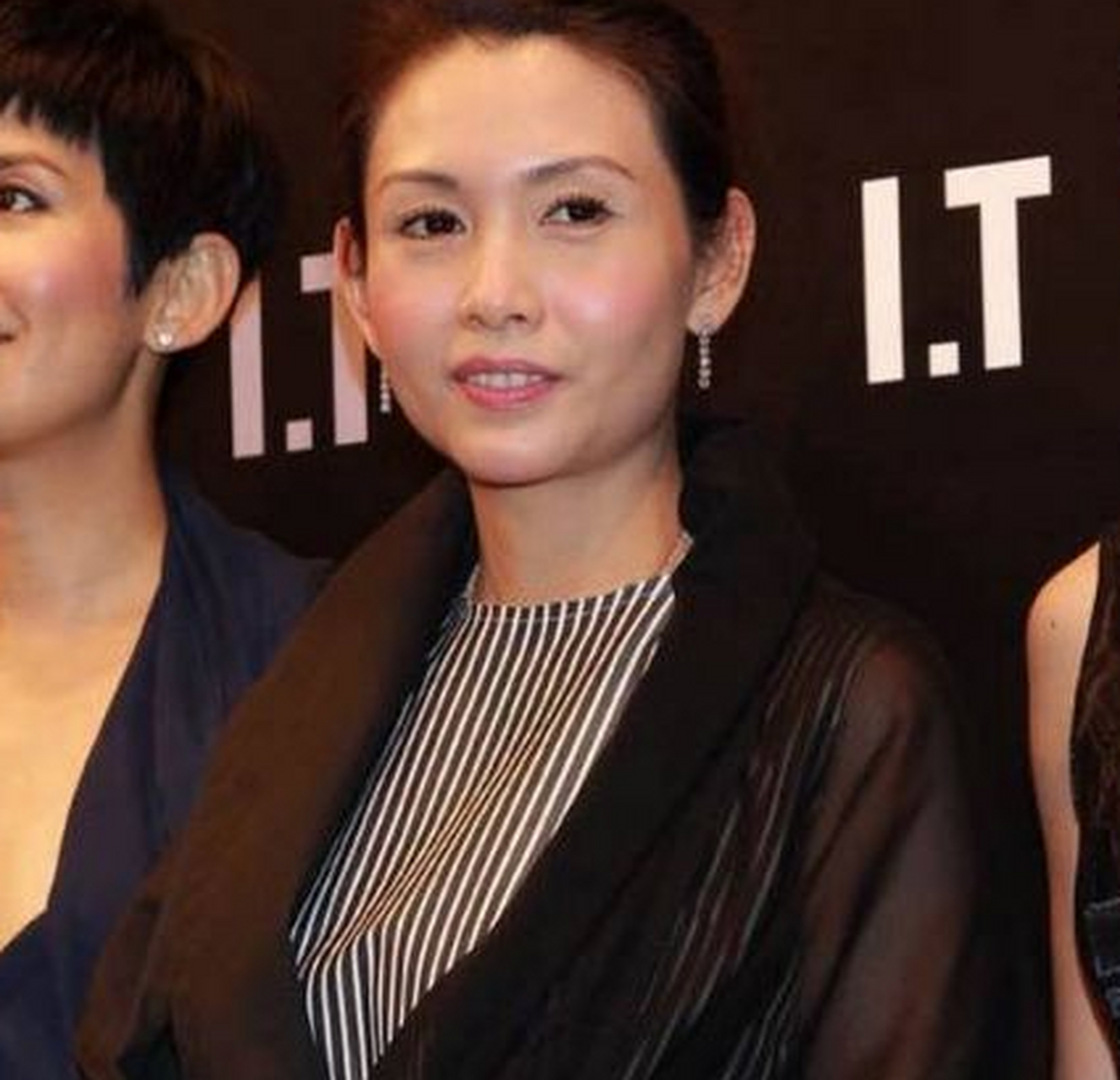 50岁邱淑贞近照曝光,身材发福脸型圆润,网友:老公宠着真好!