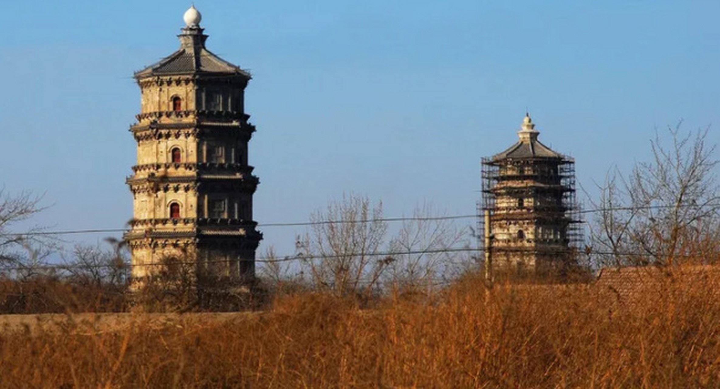 涿州双塔,是涿州古城的标志性建筑,位于涿州城内东北隅,现属双塔办事