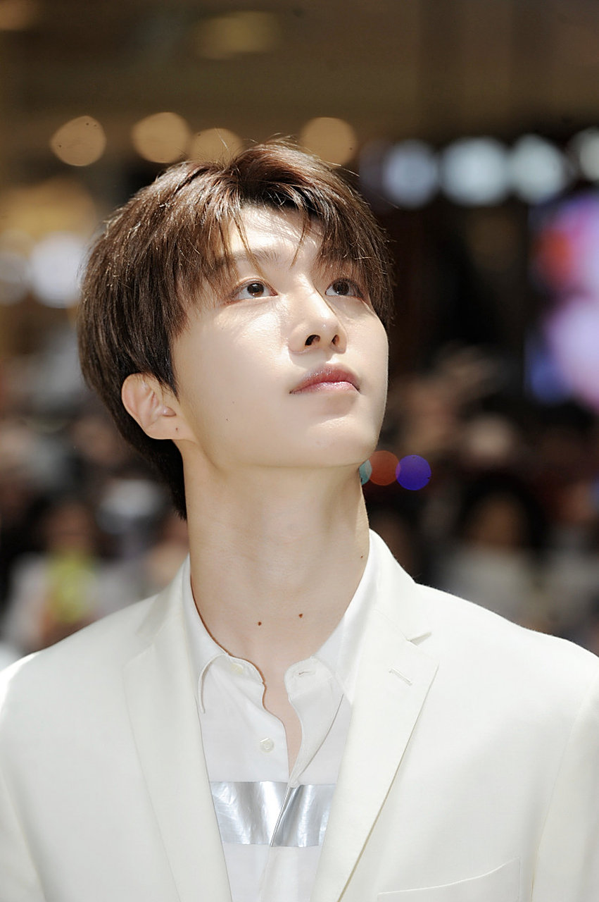 范丞丞,比起他姐姐来,真算不上帅,某个角度老去,还有鼻基底凹陷,凸嘴