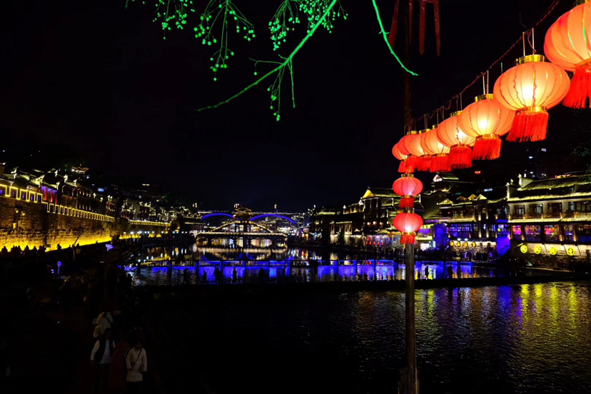 夜晚的凤凰古城,灯光辉映的世界