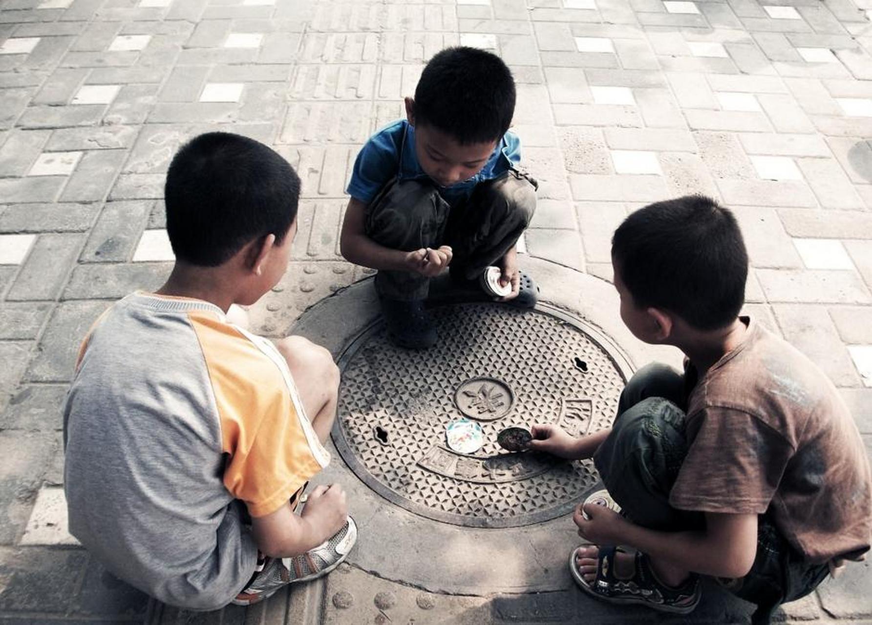 我连忙打开手电筒放在地上,萤火虫看见了光,被吸引