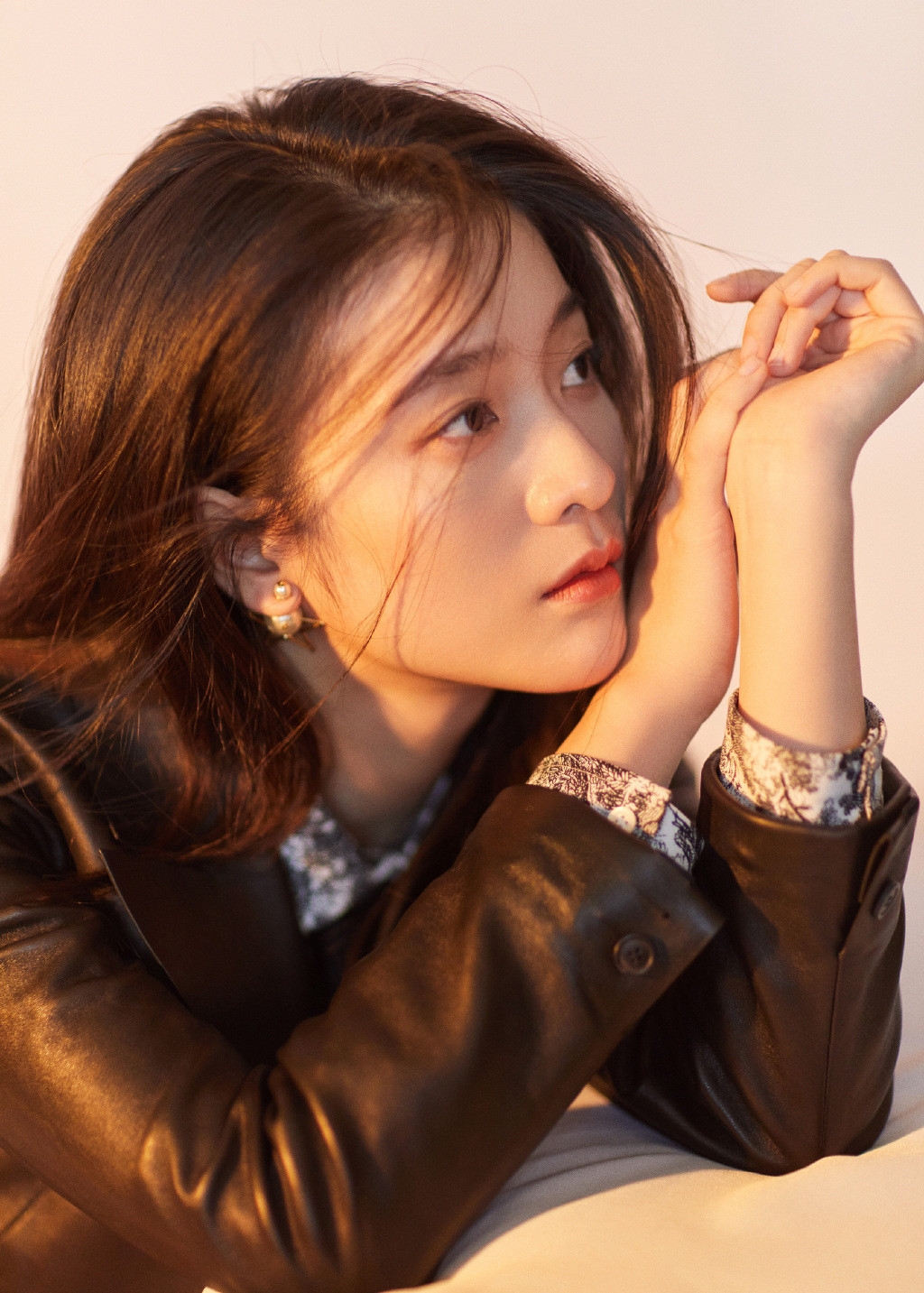 张雪迎最新造型皮质西装配花纹短套装大秀美腿!