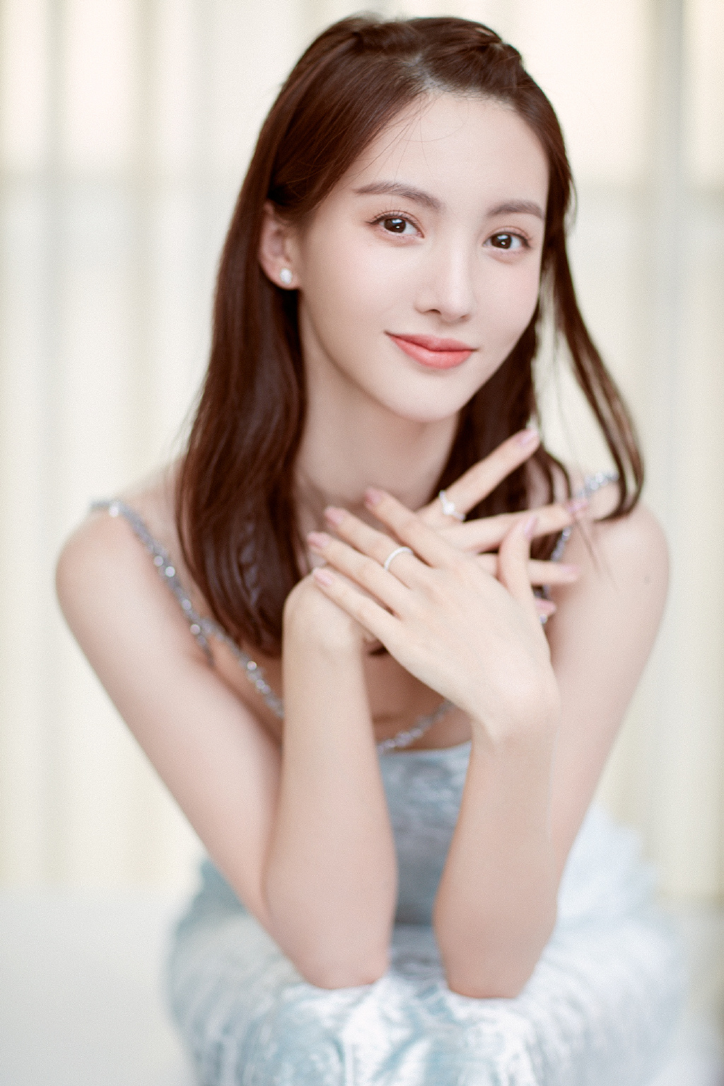 金晨出席品牌活动现场 双造型上身展现反差魅力