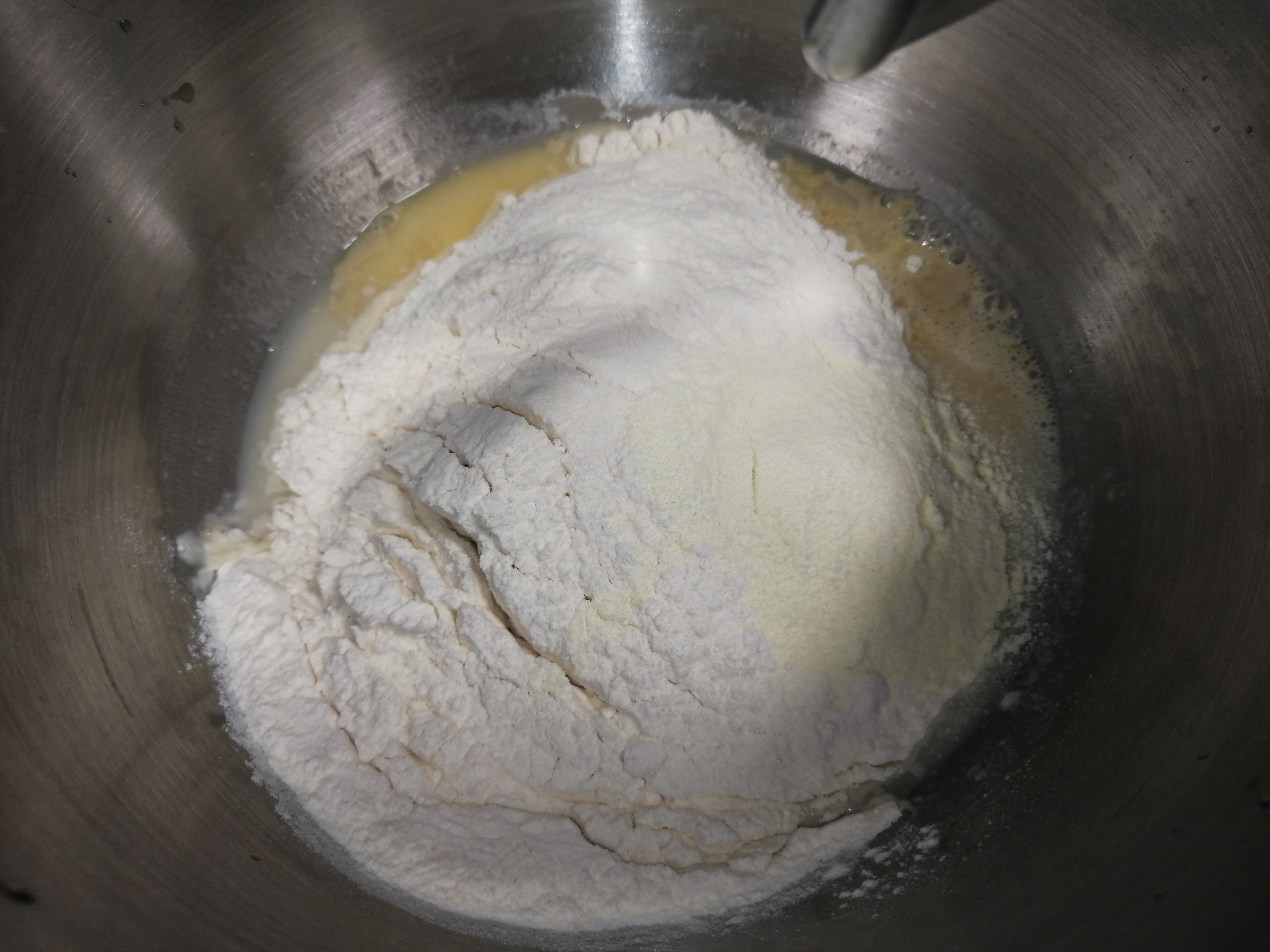 2,揉好的面团盖上保鲜膜放入蒸烤箱选择发酵模式40度发酵50分钟
