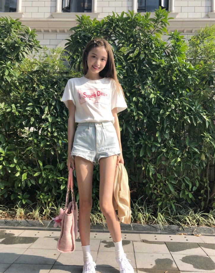 林小宅的"筷子腿"美得惊艳四座,网友:这腿无人能比!