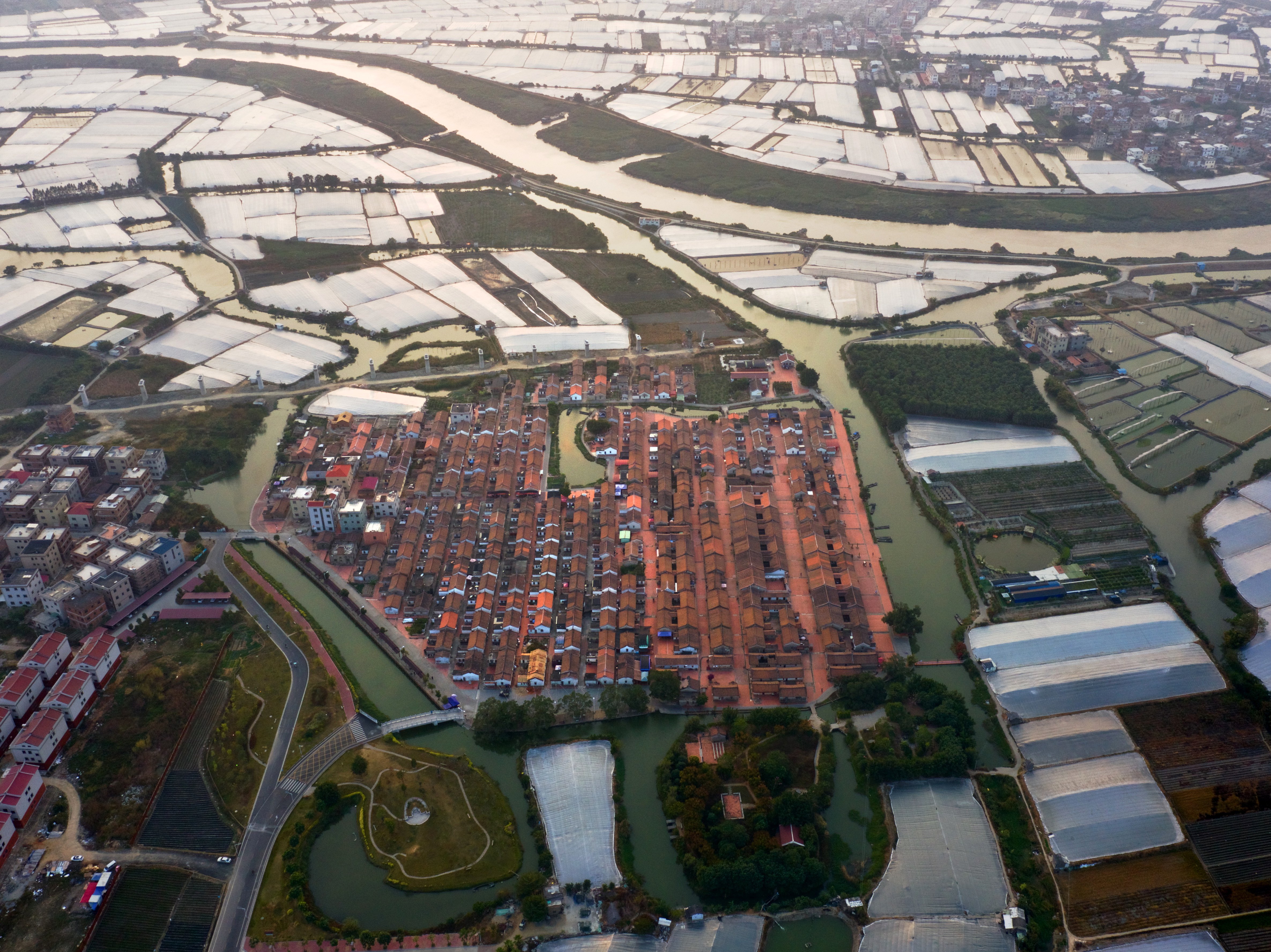 空中俯瞰闽南水上古村落——埭美村