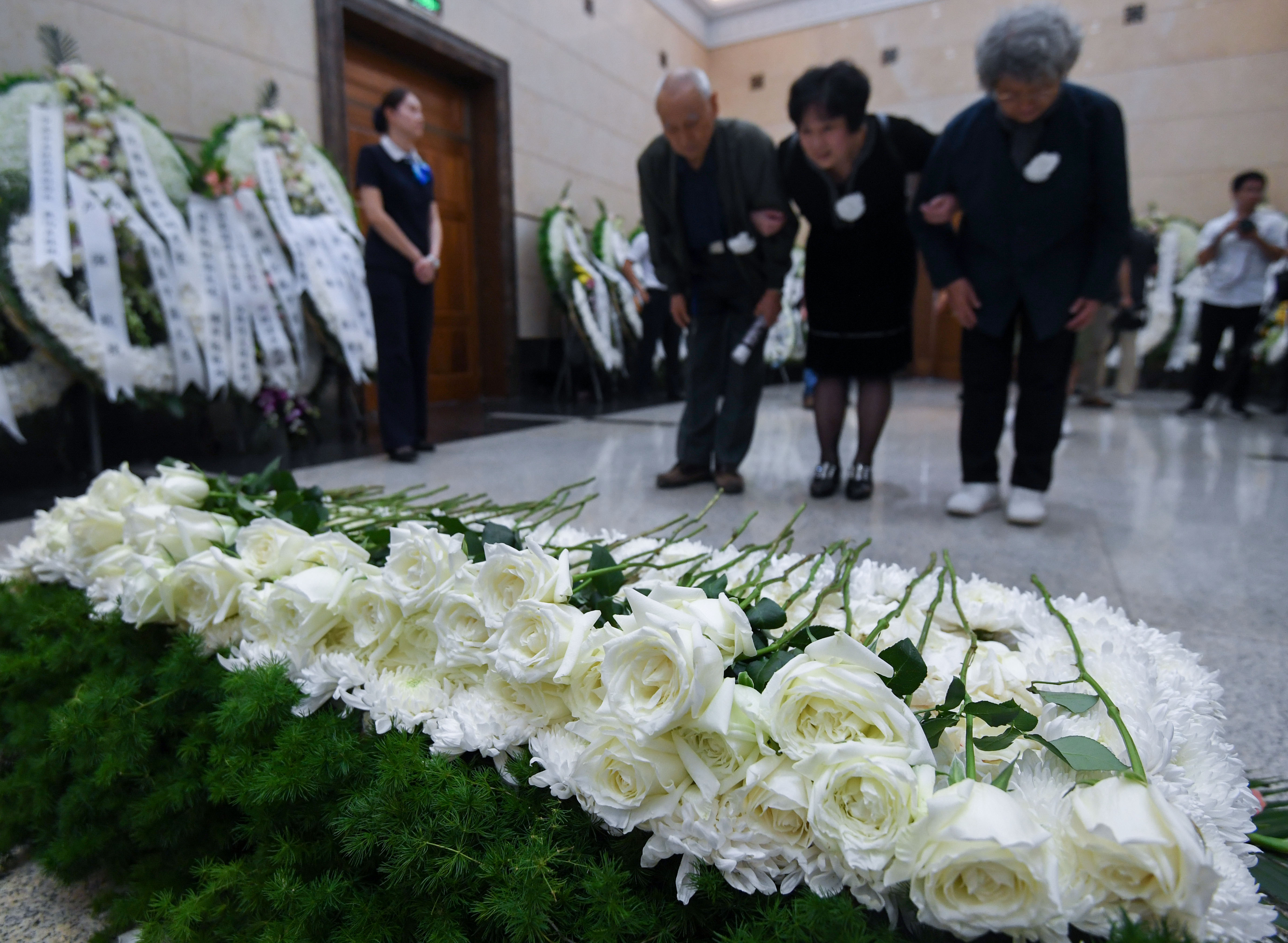 著名小提琴演奏家盛中国遗体告别仪式在京举行(3)