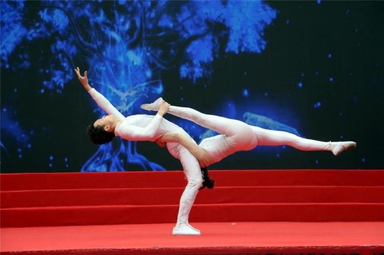 柔术杂技,紧身衣的美女就是厉害!