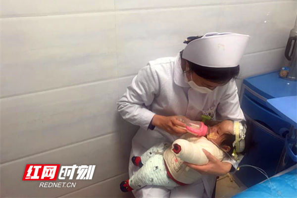 让爱感动生命——记给住院宝宝喂奶的护士"妈妈"李婷