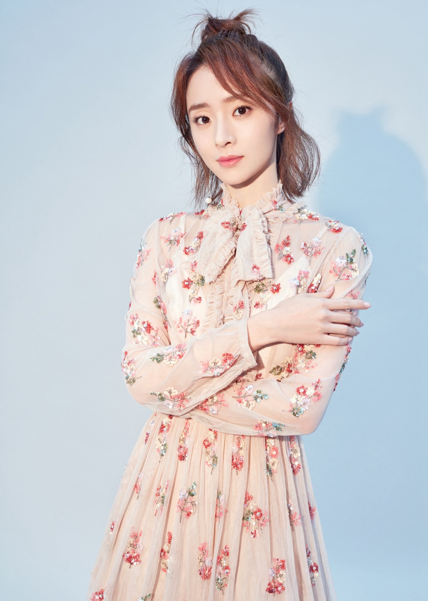 《重返20岁》开播在即 胡冰卿曝写真展花漾魅力