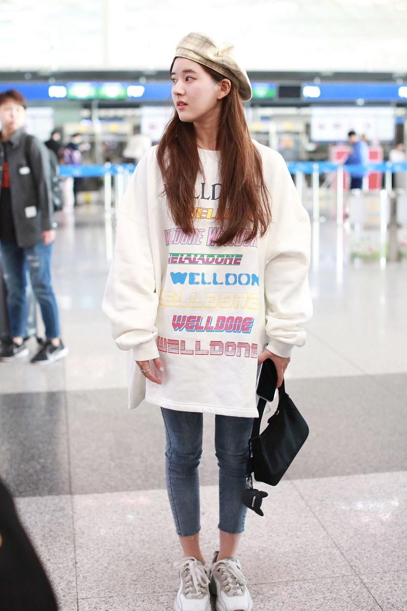 赵露思街拍:we11done卫衣铅笔裤 acne运动鞋prada腋下包可爱女孩