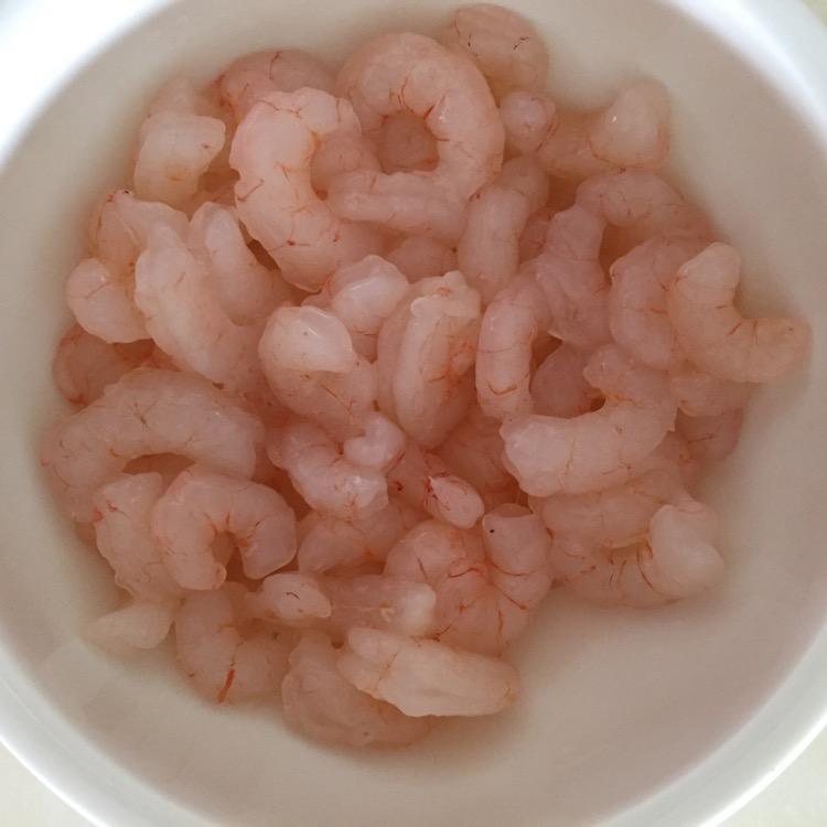 所以我们要先将虾仁自然解冻,然后用清水冲洗干净,如果虾仁里面有虾线