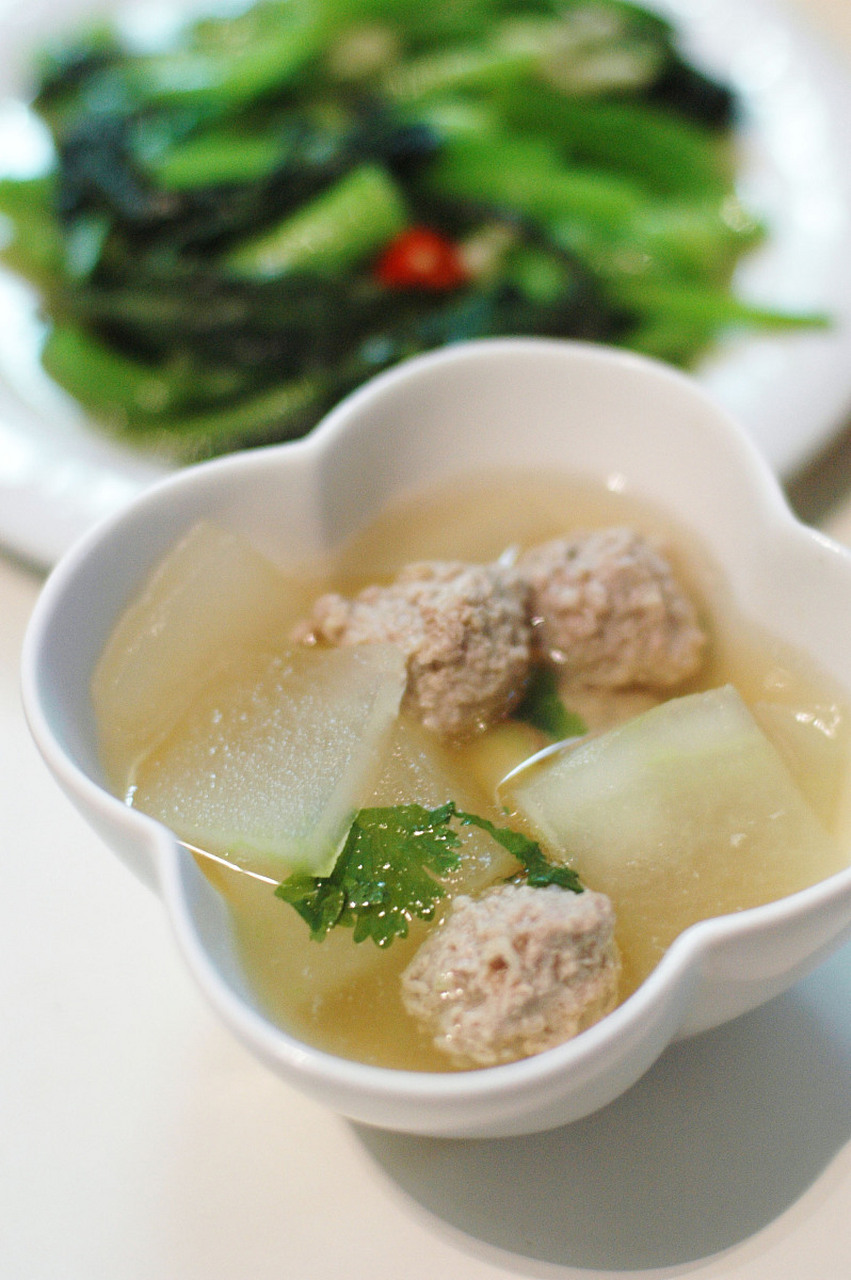 冬瓜丸子汤是山东美食,用冬瓜和猪肉丸做成.
