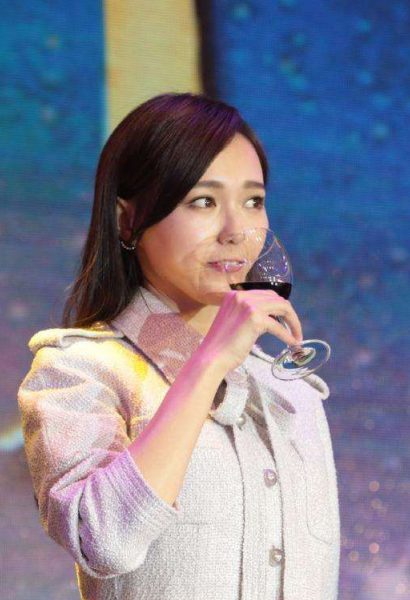 【四位女星喝酒照,唐嫣刘诗诗举止优雅,刘亦菲居然这样喝】刘诗诗,在