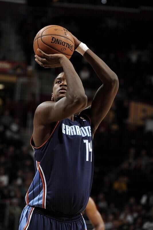 第三名:布泽尔,他的投篮姿势也是很奇葩,布泽尔的投篮出手点非常靠后