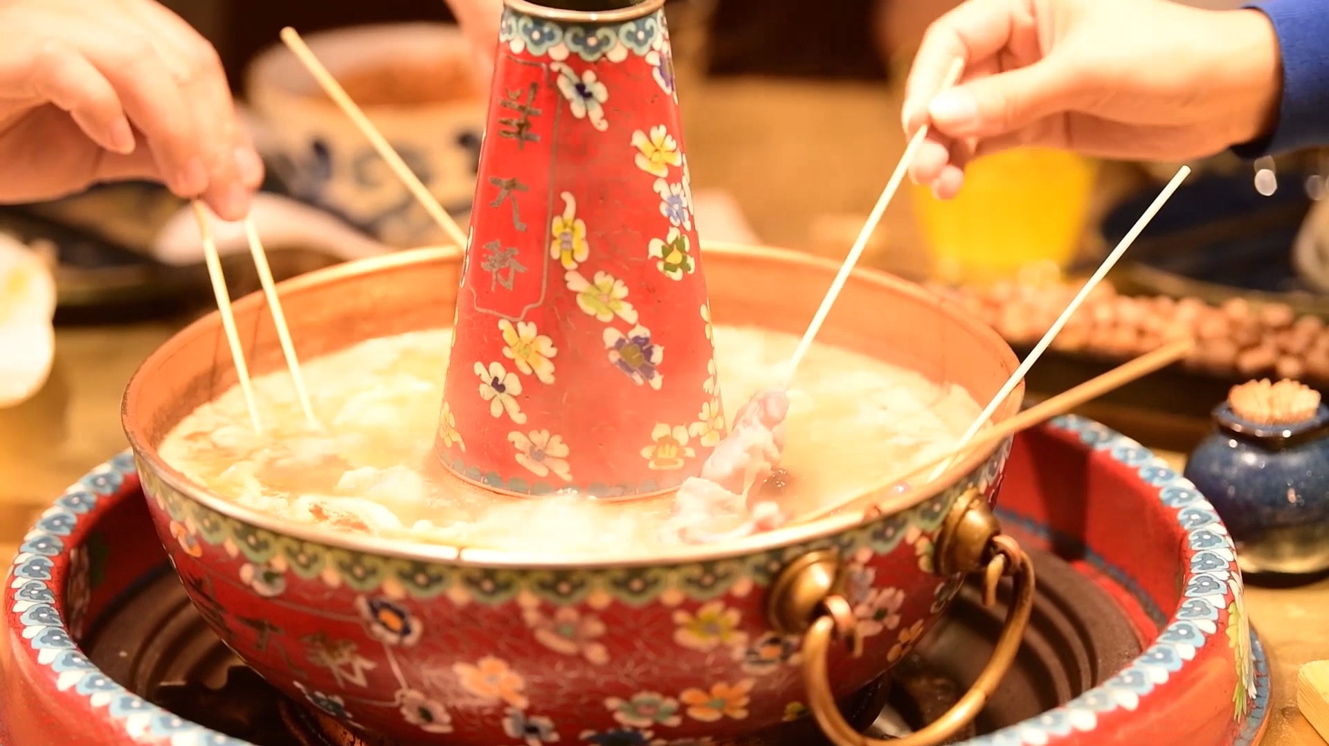 生着吃的“羊肉刺身”,和“涮羊肉串”,来羊大爷吃不一样的火锅