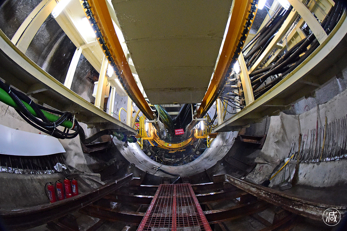 图为青岛地铁4号线内海区间位于地下34.5米的施工竖井.