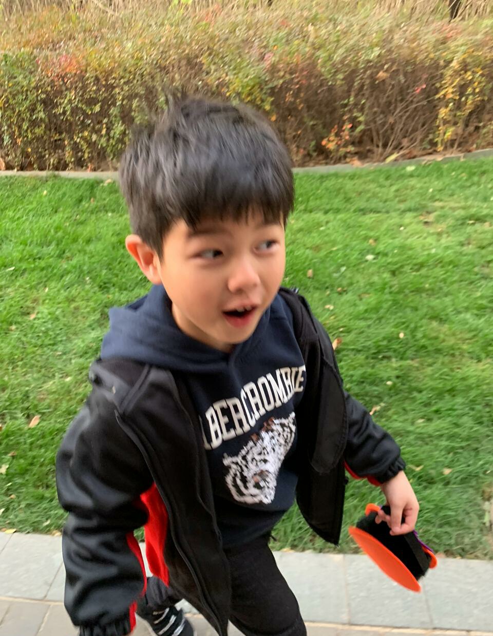 胡可晒出与儿子们的照片,可以看出,东北宋钟基沙俊伯越来越帅,弟弟沙