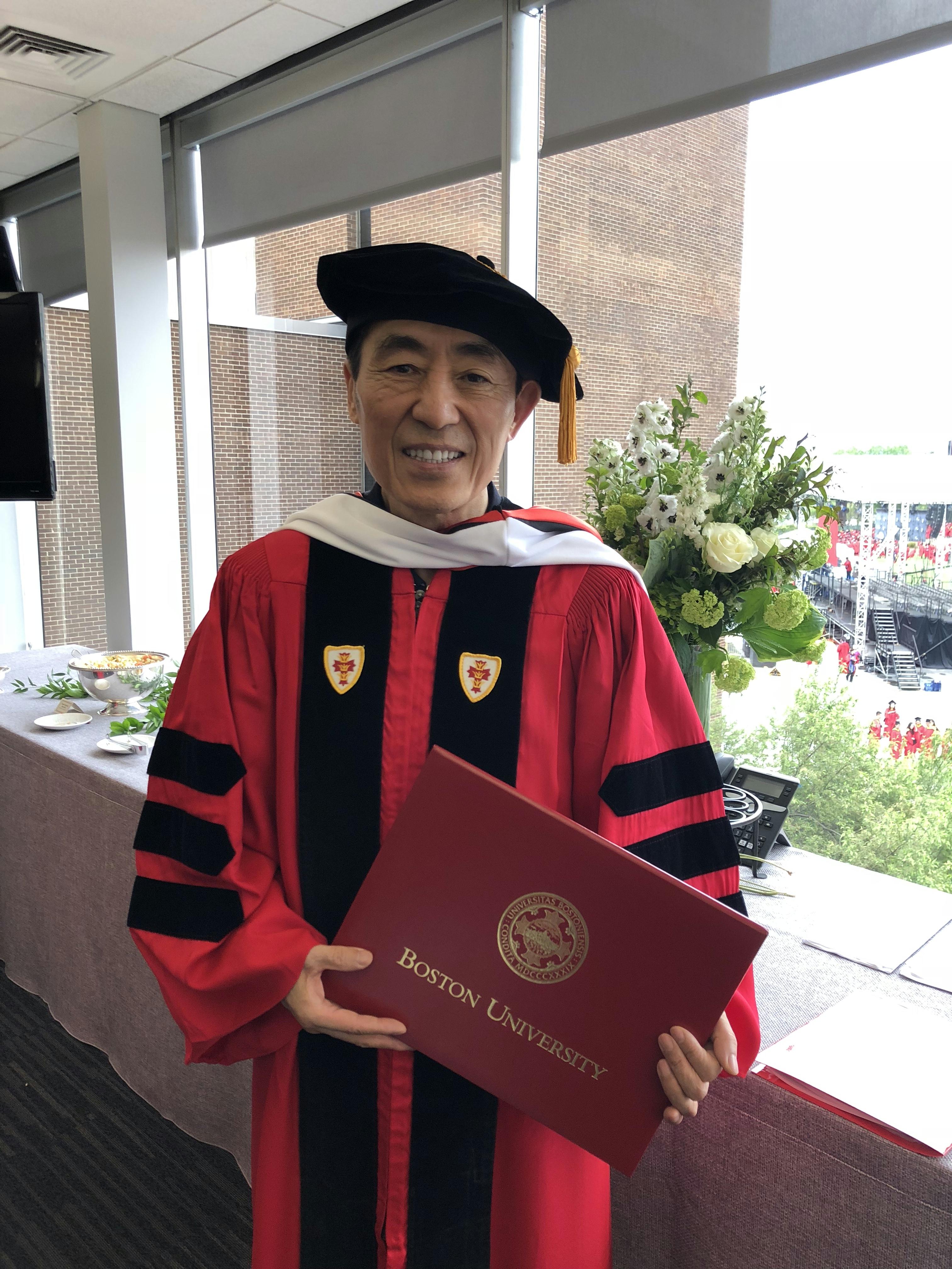 美国波士顿大学授予张艺谋荣誉博士学位