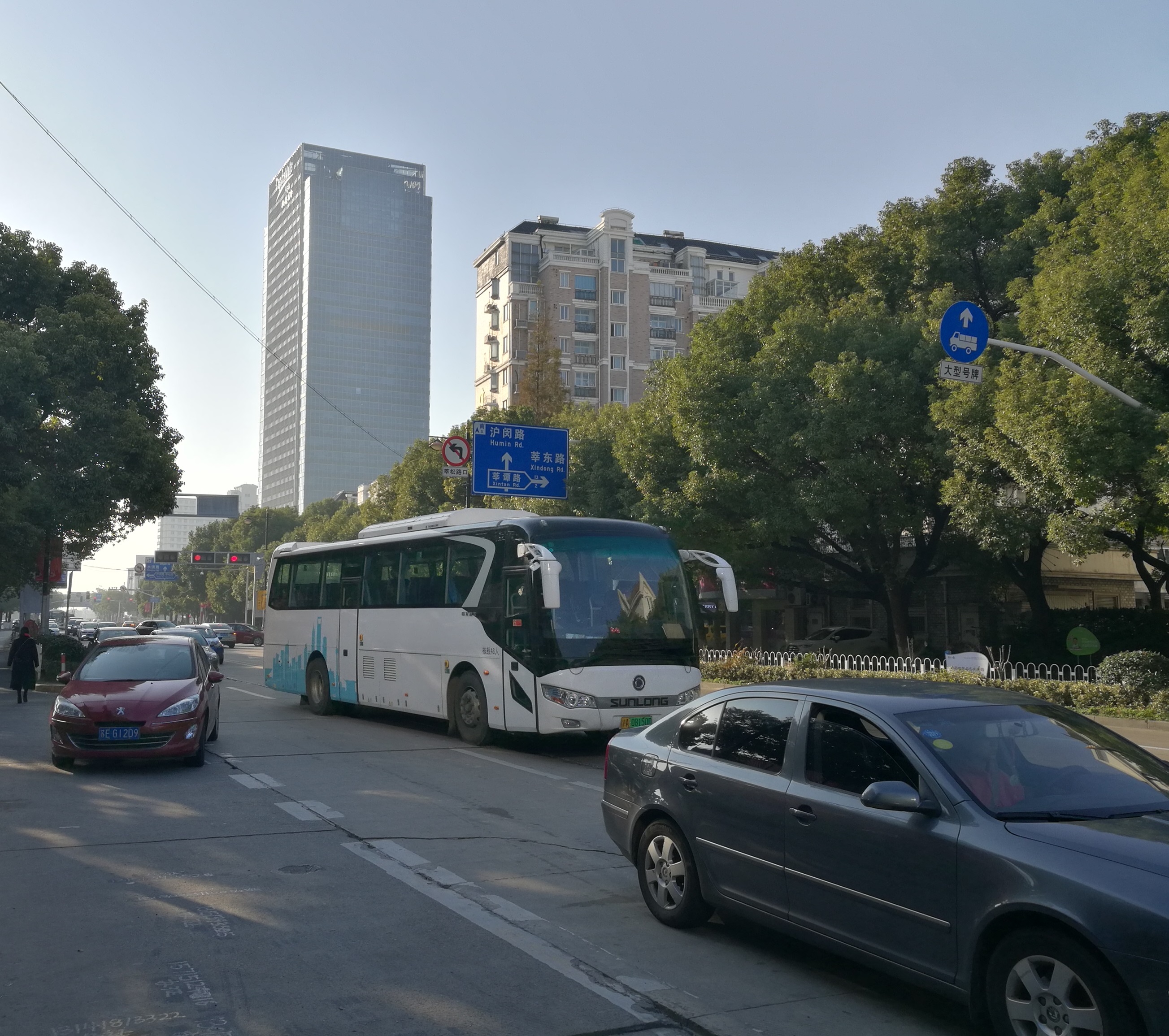 上海市闵行区莘庄的临时公交站成堵点:私家车与公交车的车流叠加