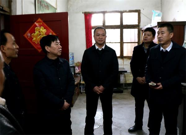 韦红革督导检查"双替代"工作