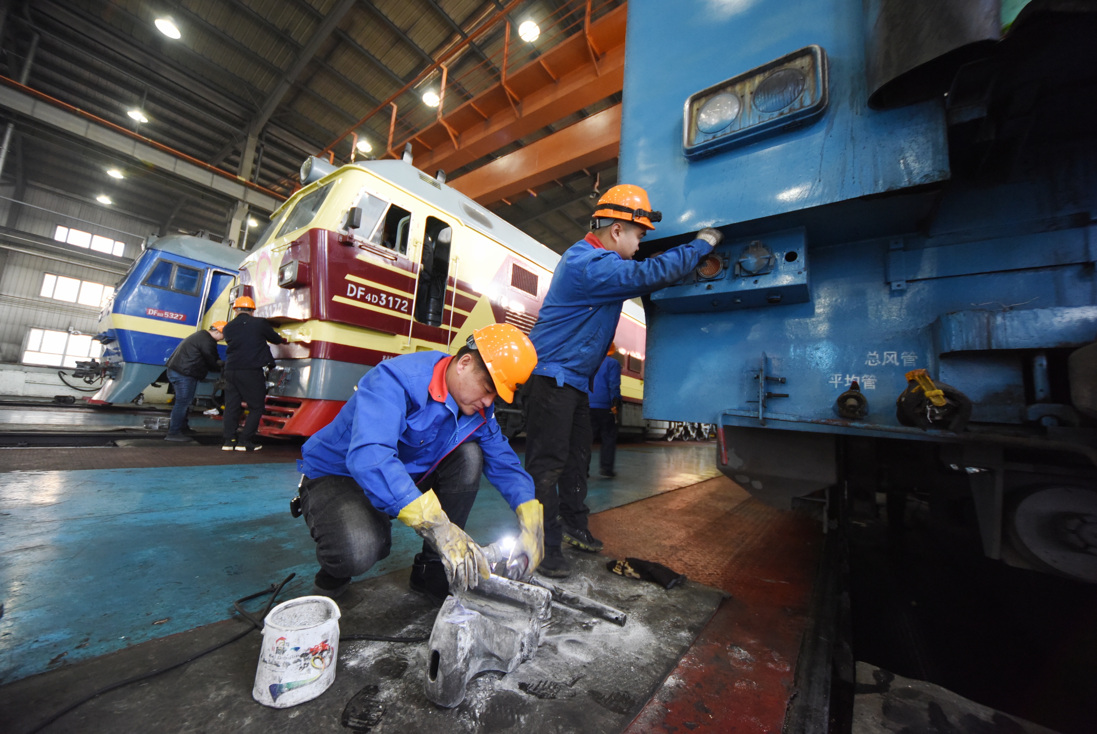 1月15日,在内蒙古乌兰察布集宁机务段,铁路职工在检修机车.