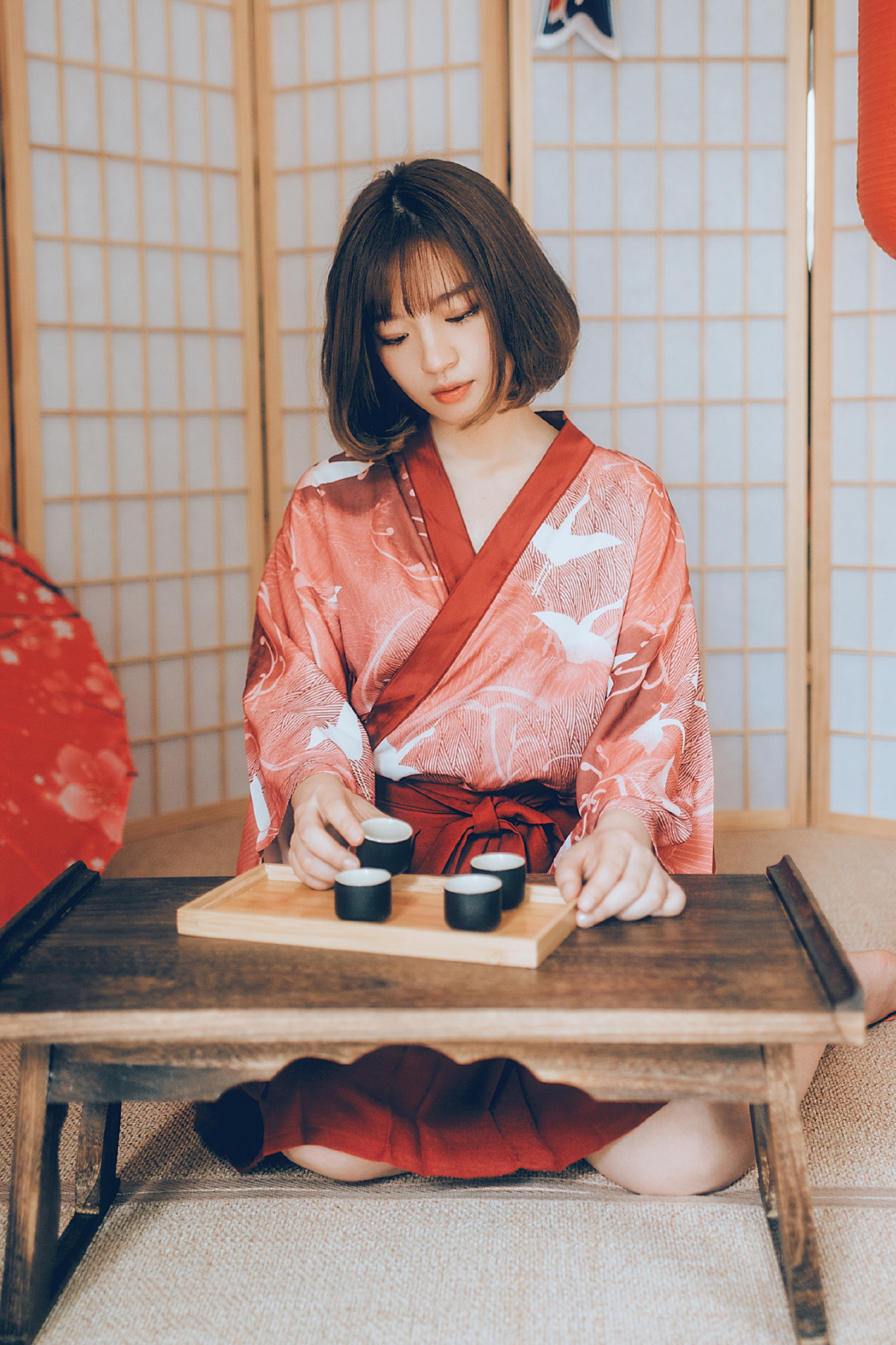 一个热爱茶艺的清秀短发美女