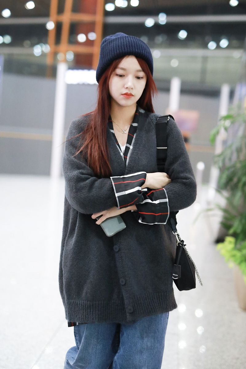 程潇街拍:毛衣外套搭格纹衬衣牛仔阔腿裤prada三合一包袋 温柔精致
