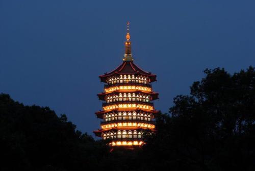 杭州有座"镇妖塔,历经战乱焚烧,重建后如今游客如潮