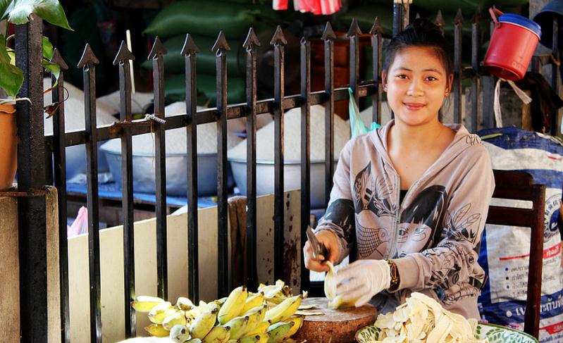 老挝有个美女,她竟为了嫁中国男人而放弃老挝男人的追求