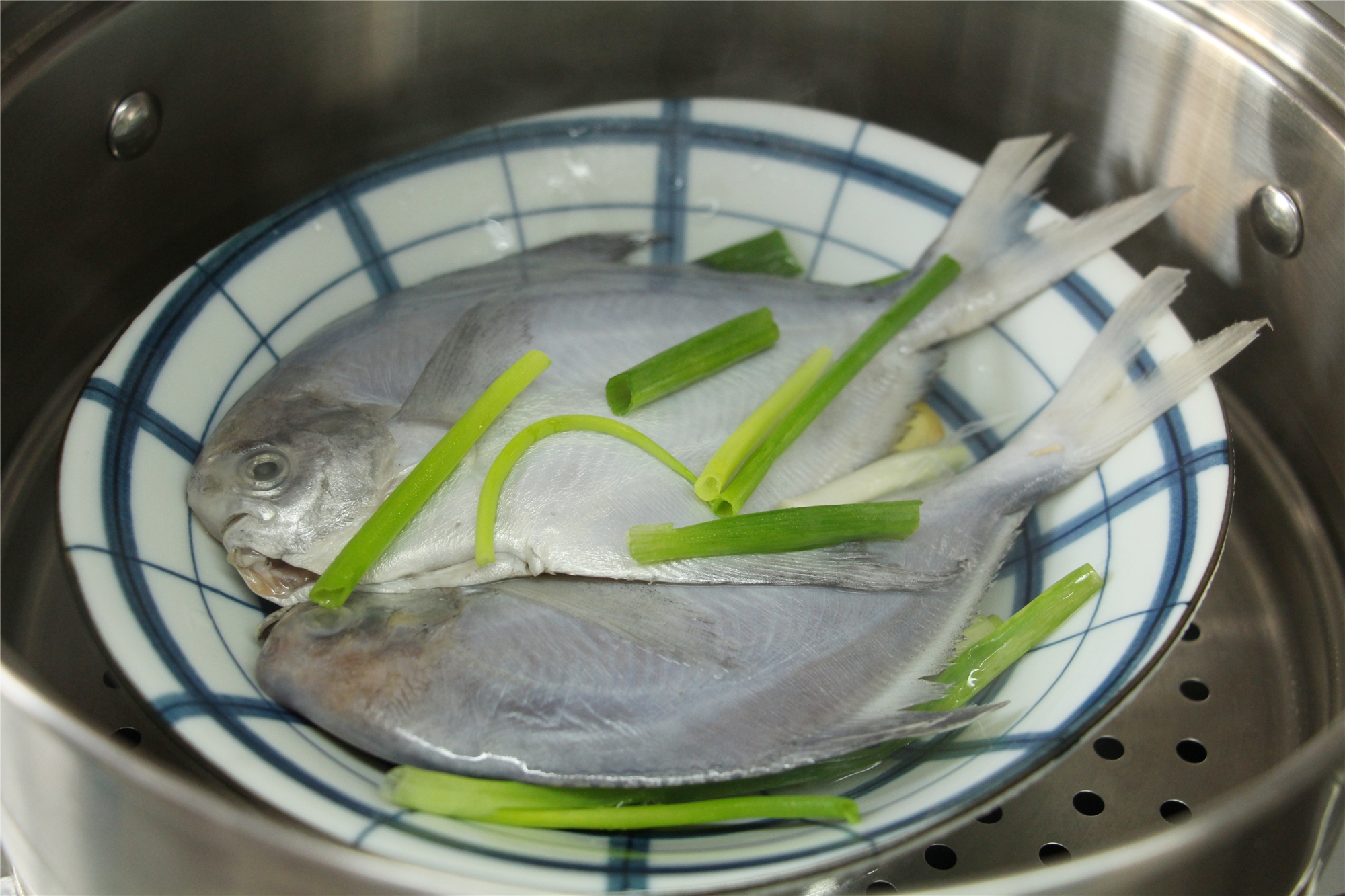 眼下这鱼便宜又好吃,蒸一蒸就上桌,鲜香爽滑没腥味,比豆腐嫩