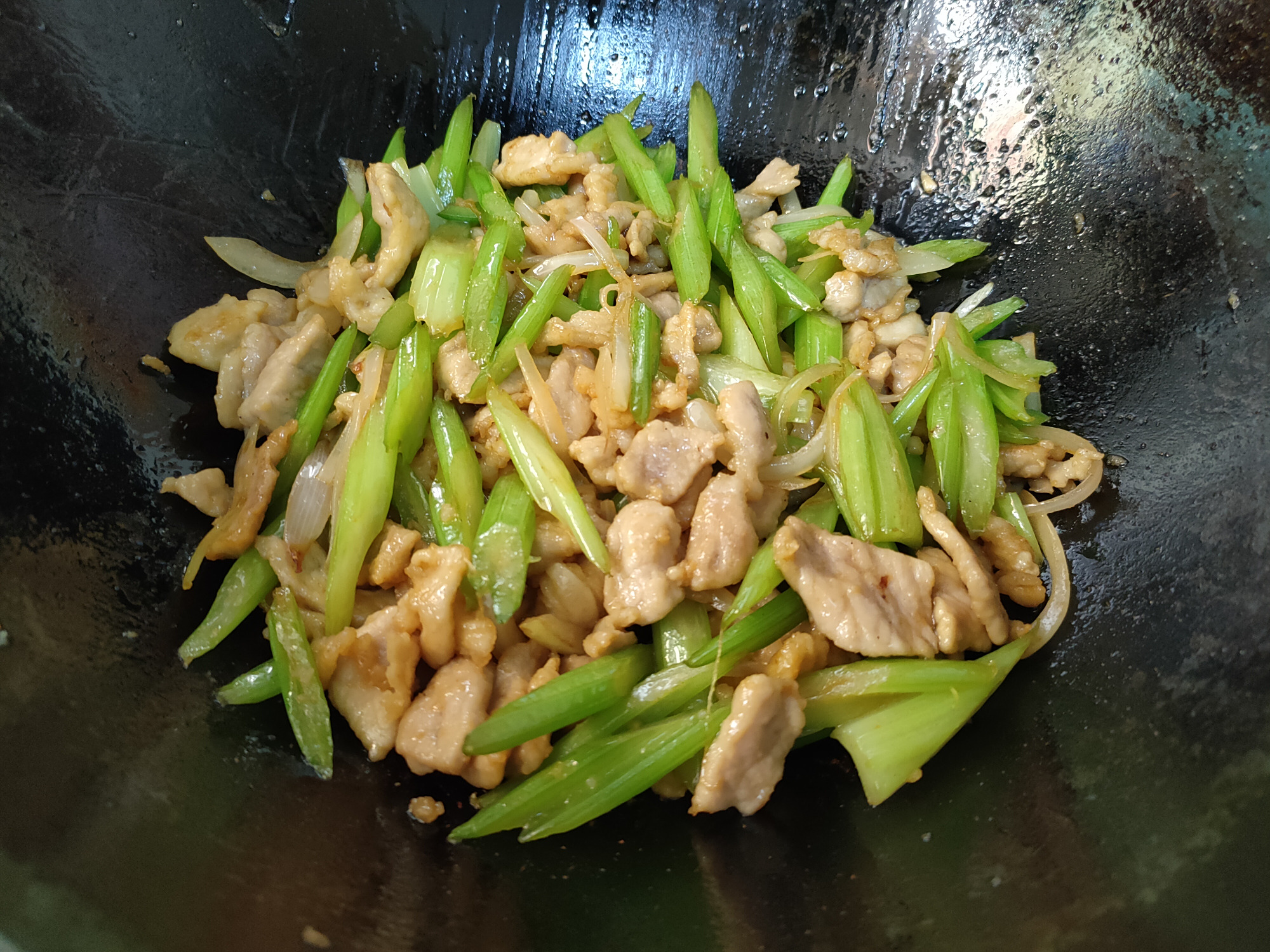 做芹菜炒肉,肉片不要直接下锅炒,提前这样处理,肉片又嫩又滑