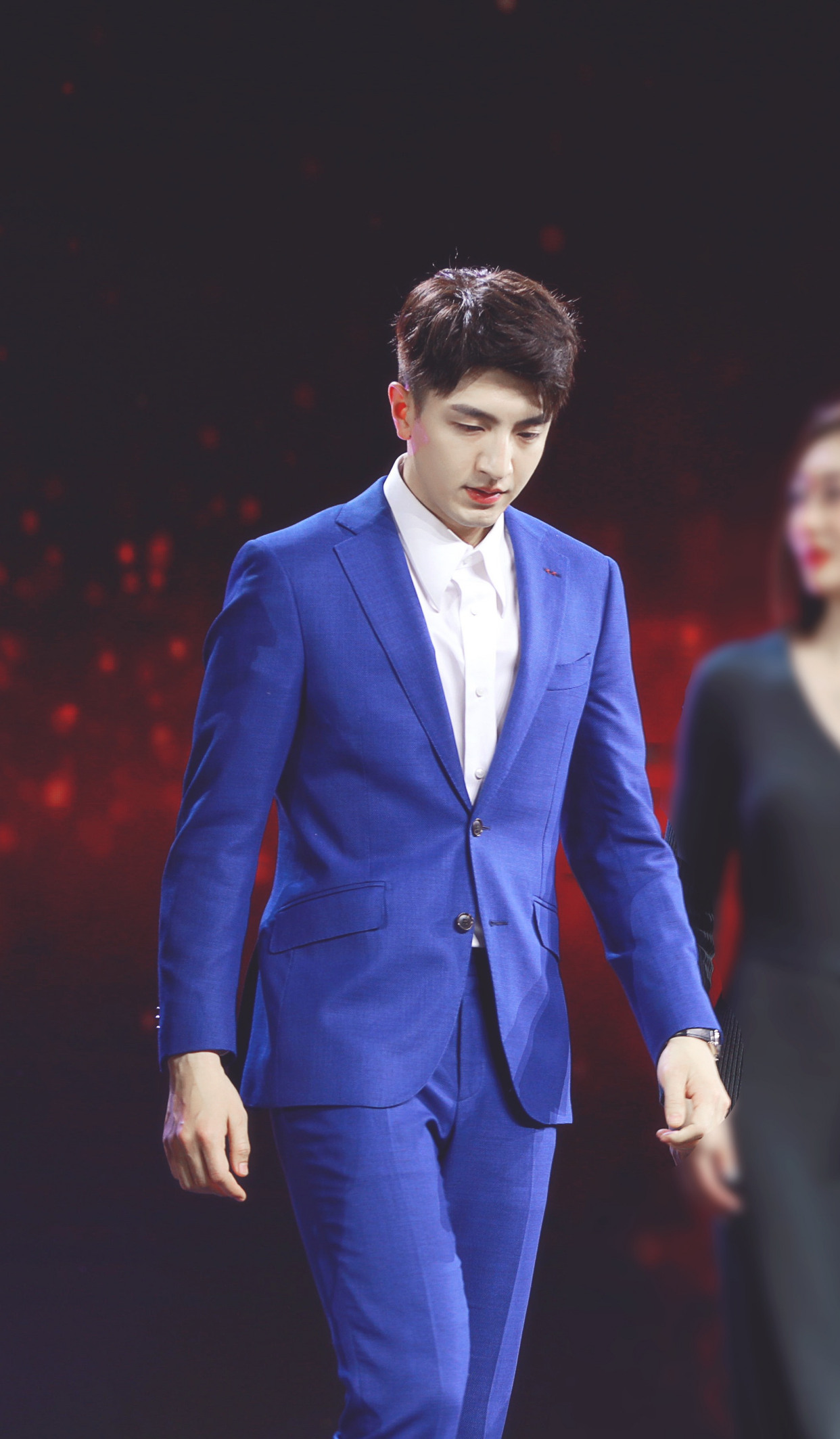 "冲浪少年"金瀚穿上西装也是霸道总裁范儿!跟着他学起来吧!