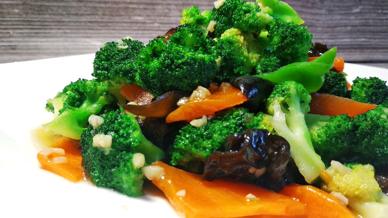 西兰花最好吃的家常做法，加一把木耳简单一炒，出锅比肉还好吃