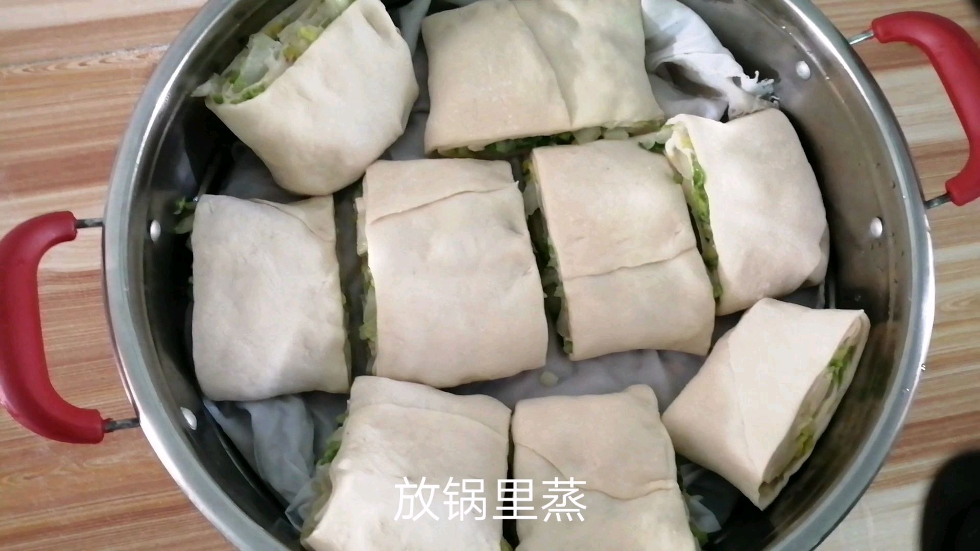 扒几片白菜叶做白菜馍馍,我们这经常吃,不吃菜也能吃一两个