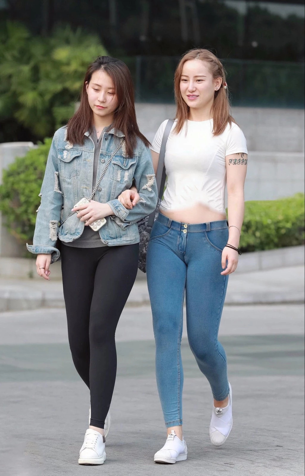 街拍:长发披肩,身姿柔美,微胖的女人才更有女人味
