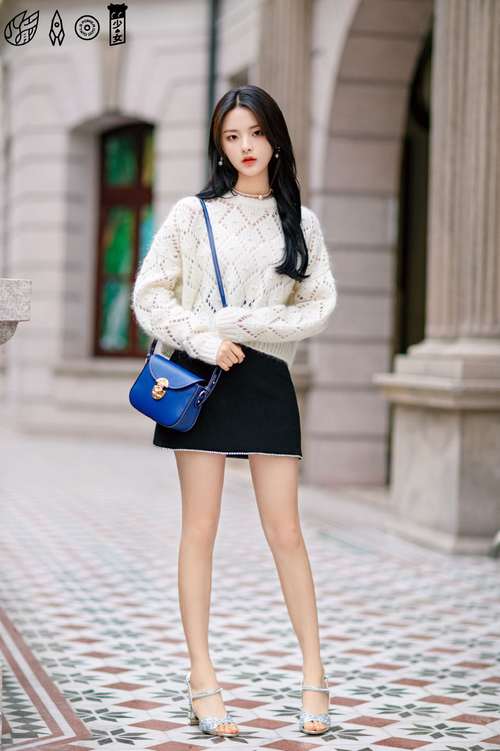 "村姑娘"杨超越真会穿,针织衫配红色短裙,穿出时装周模特范