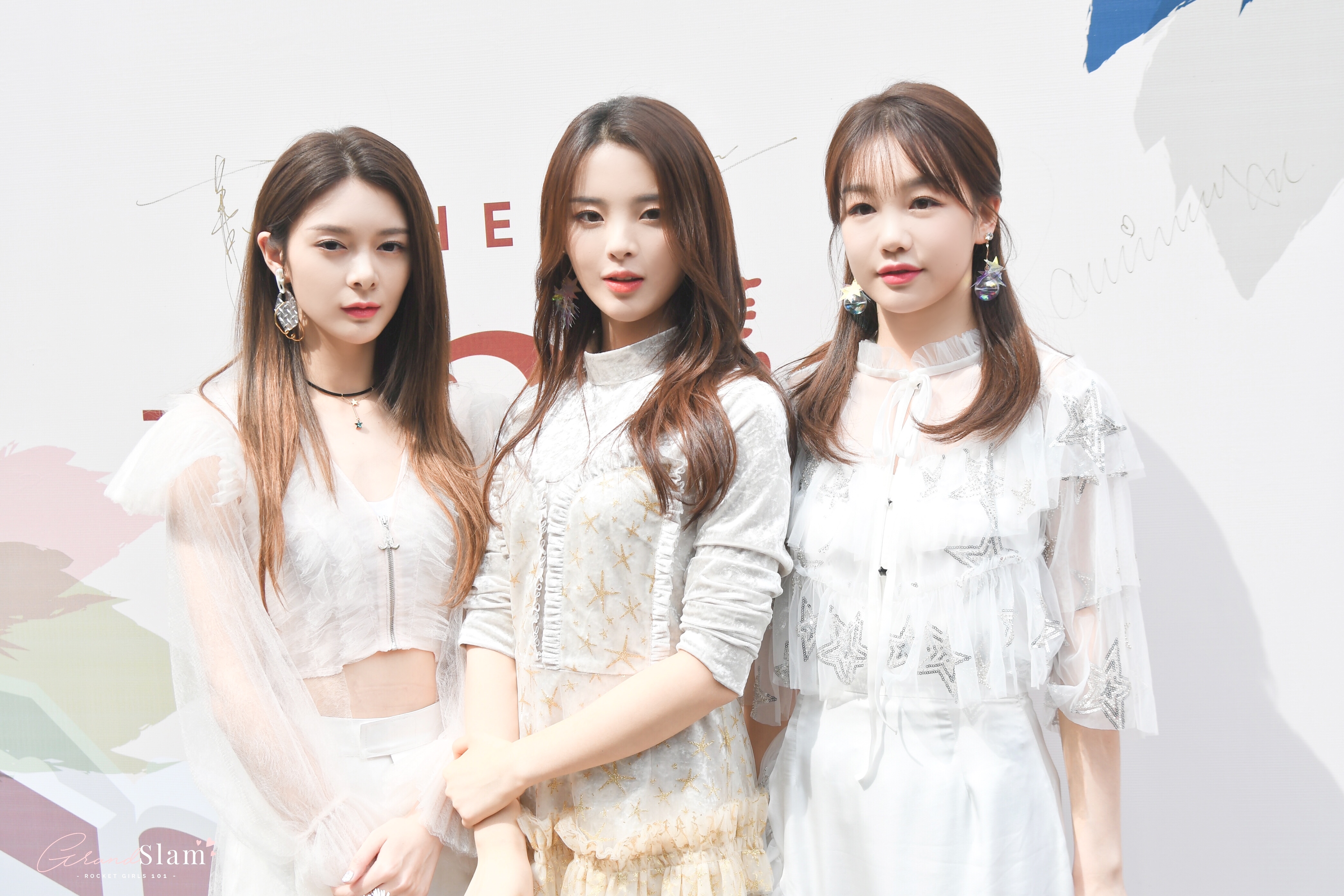 火箭少女101小分队:甜美女孩之村花,奶菁,小彩虹请注意签收!