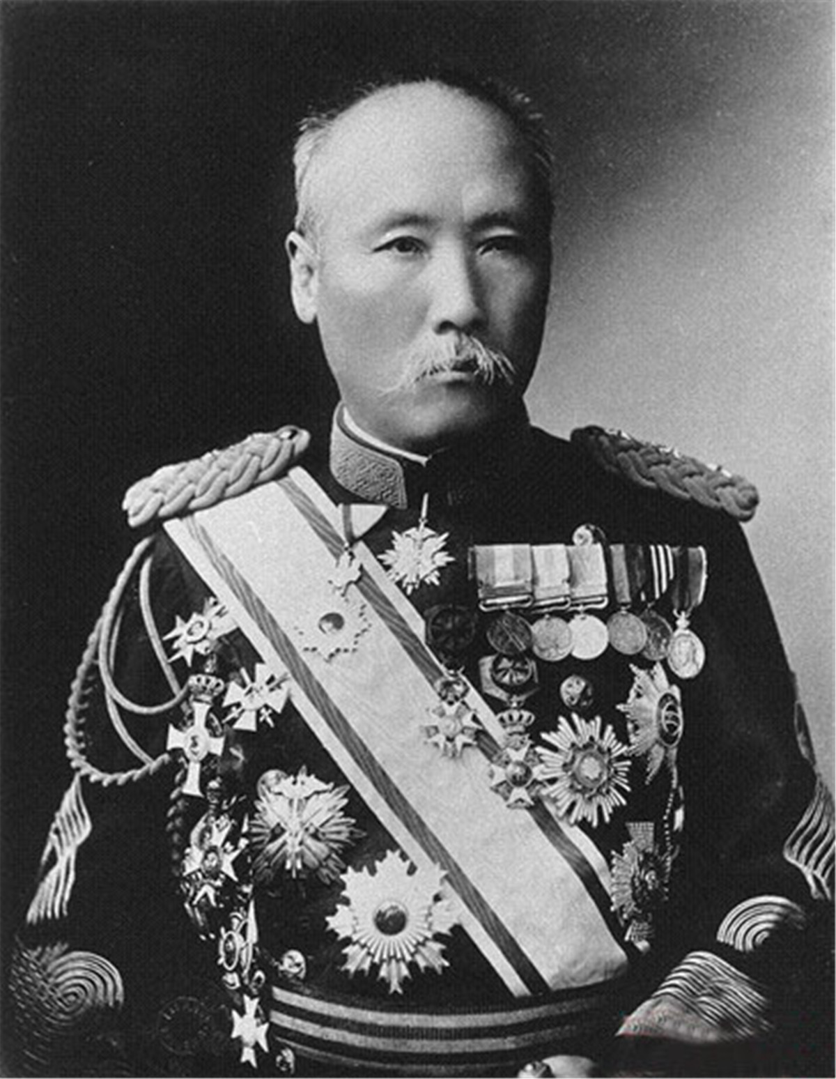 他是日本一个拥有这么高职位的情报人员,在日本人心中是神