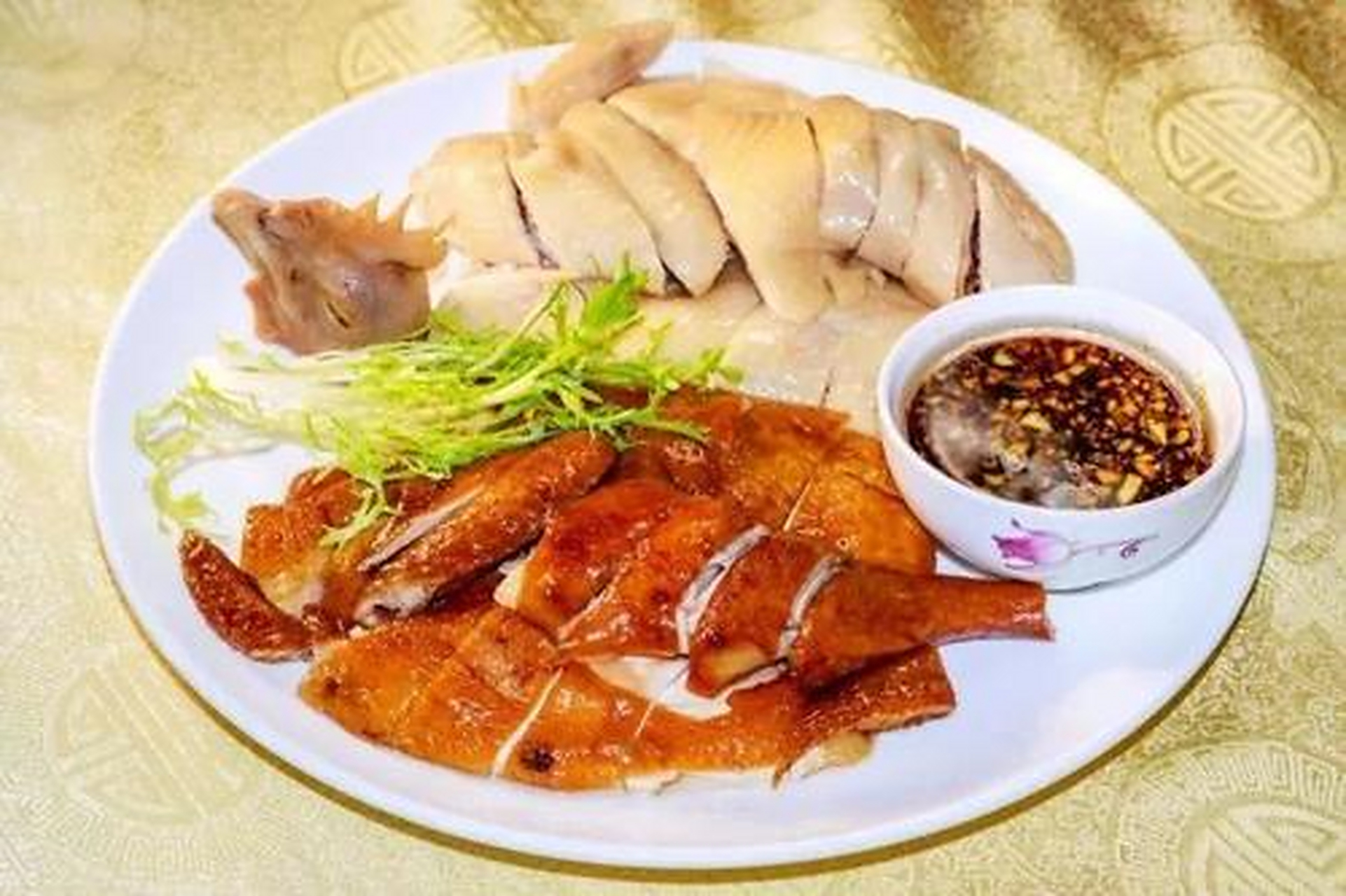 鸳鸯鸡是江苏徐州传统的汉族名菜,属于苏菜系.