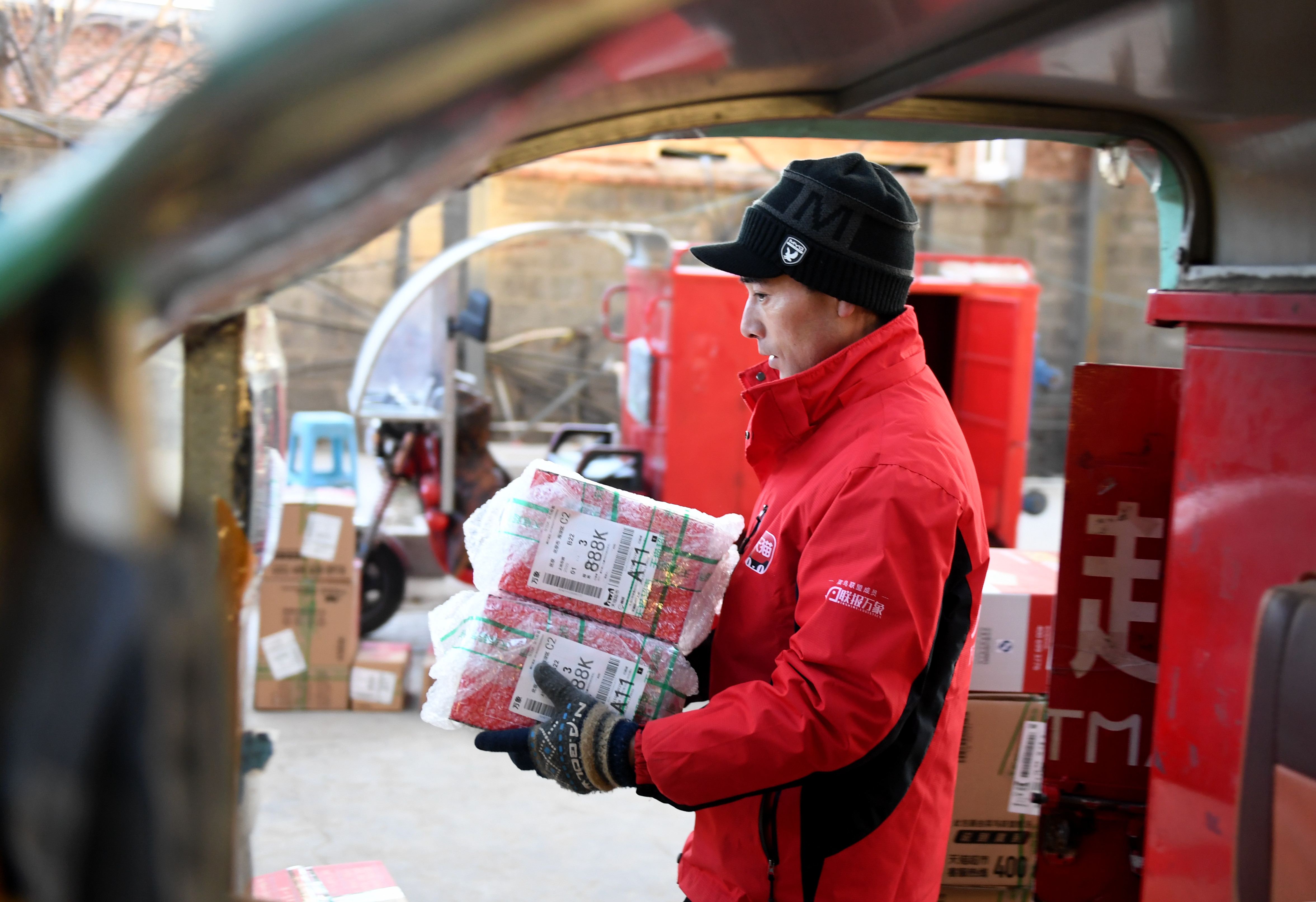 (图片故事)(7)奔跑中的团圆——快递员郭春雷一家的团圆年