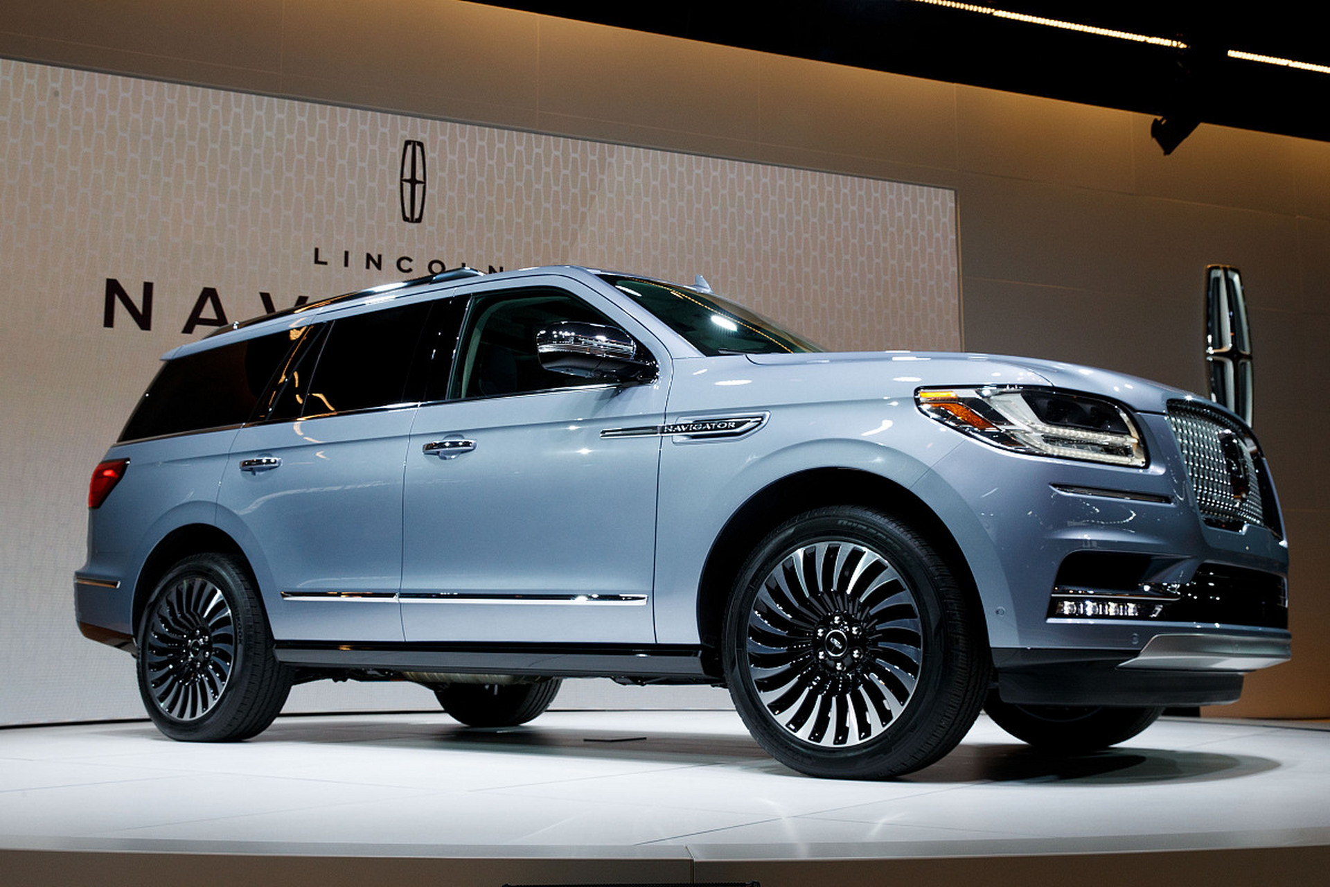 2023款大众揽巡是一款全尺寸suv,它采用了大众最新的设计语言,外观