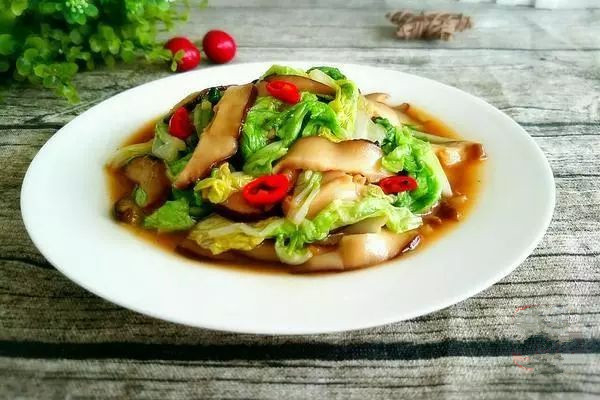 纯绿色搭配的:小白菜烧香菇,味道非常的新鲜,又简单易学