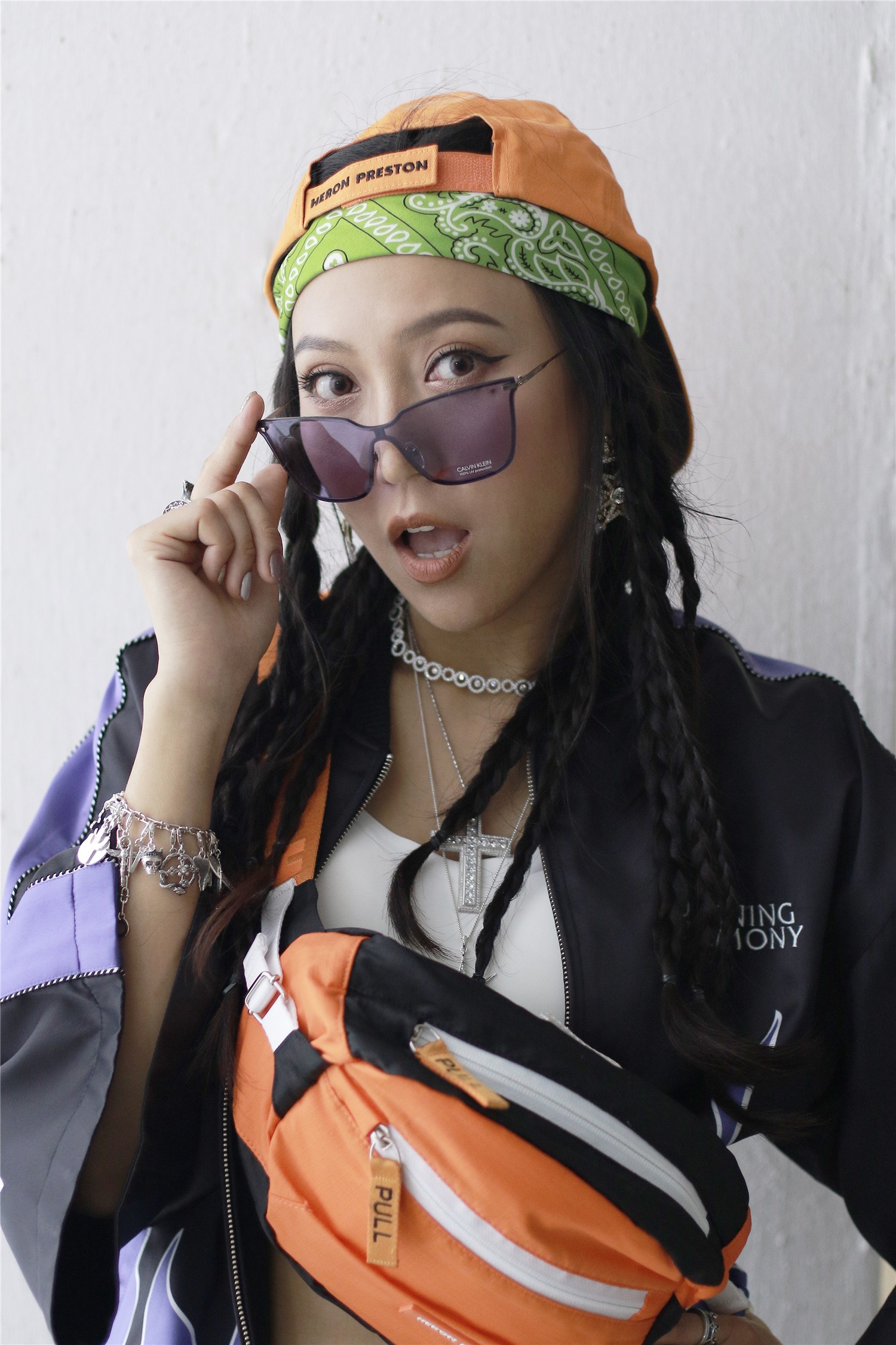 钟舒漫为拍mv淋油漆"6小时" 新单《黑人问号》上线