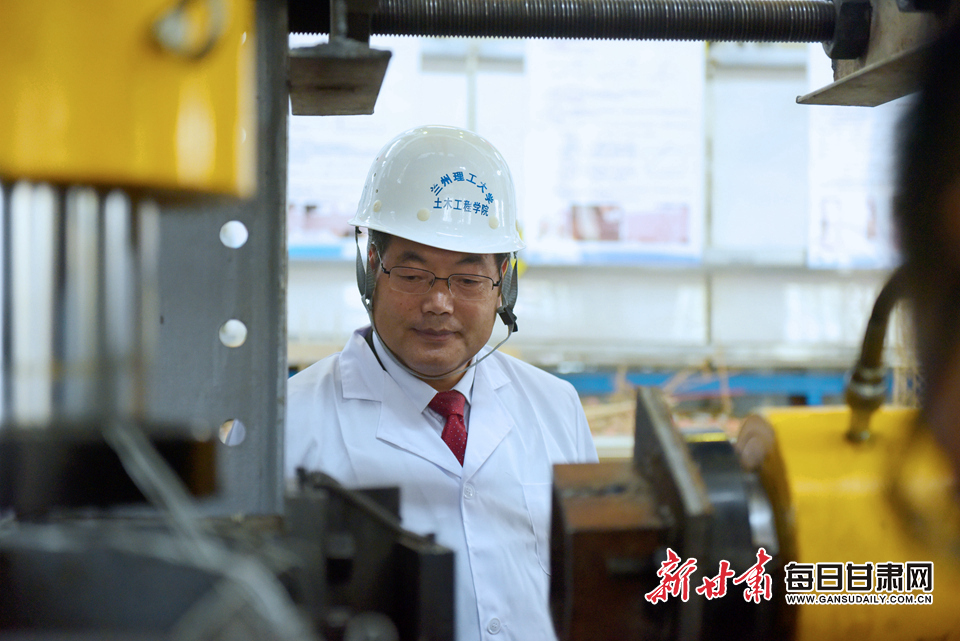 全国优秀教师朱彦鹏:既然为人师表,就要率先垂范