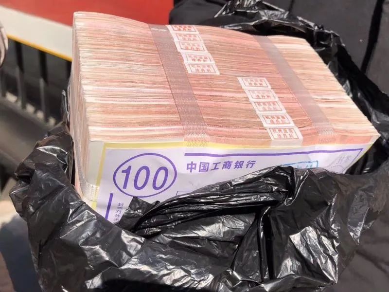 余杭公交车站台上发现10万现金,接下来一幕