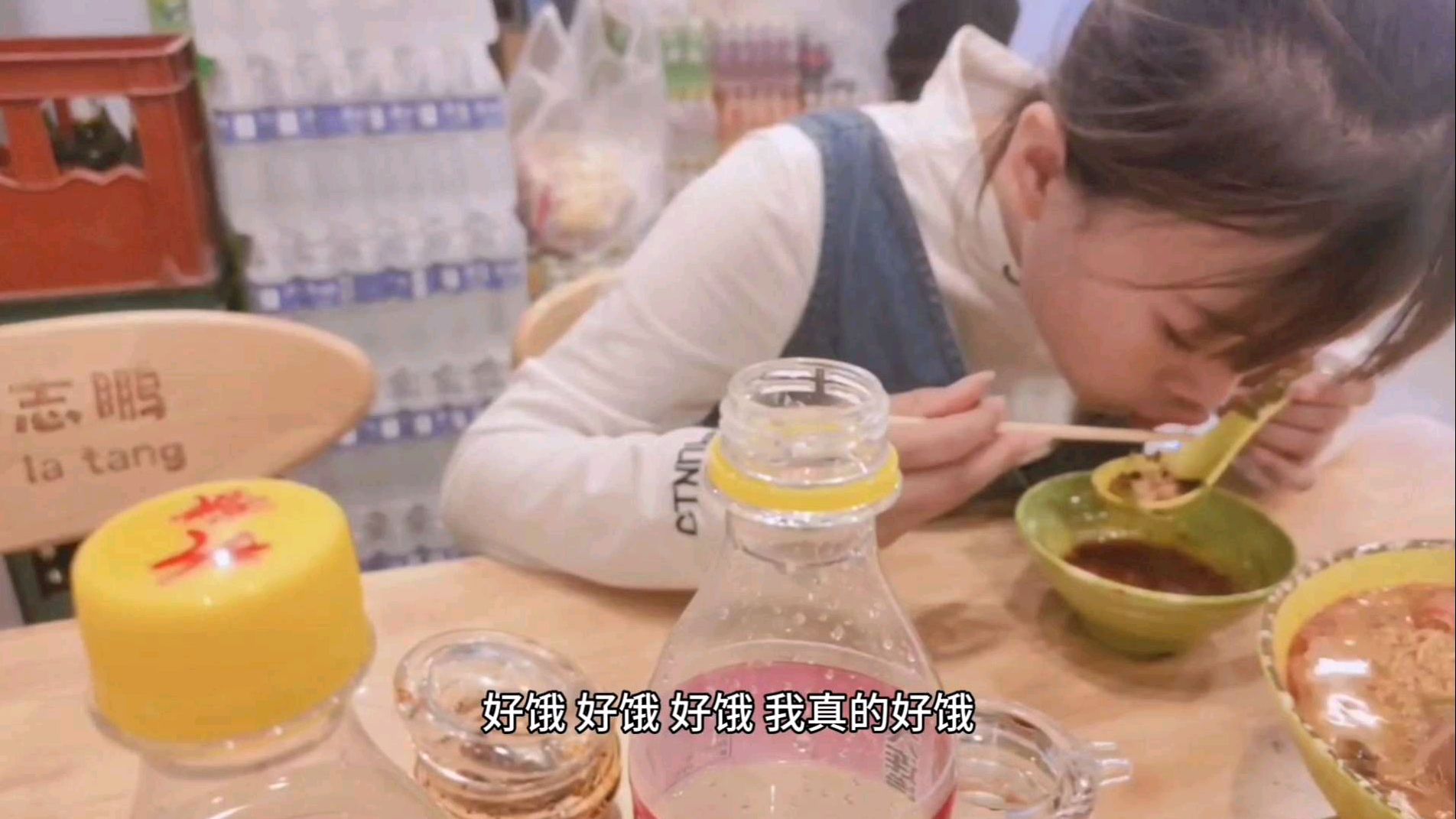 90小夫妻的日常生活vlog:小鸭梨竟然觉得自己长高了