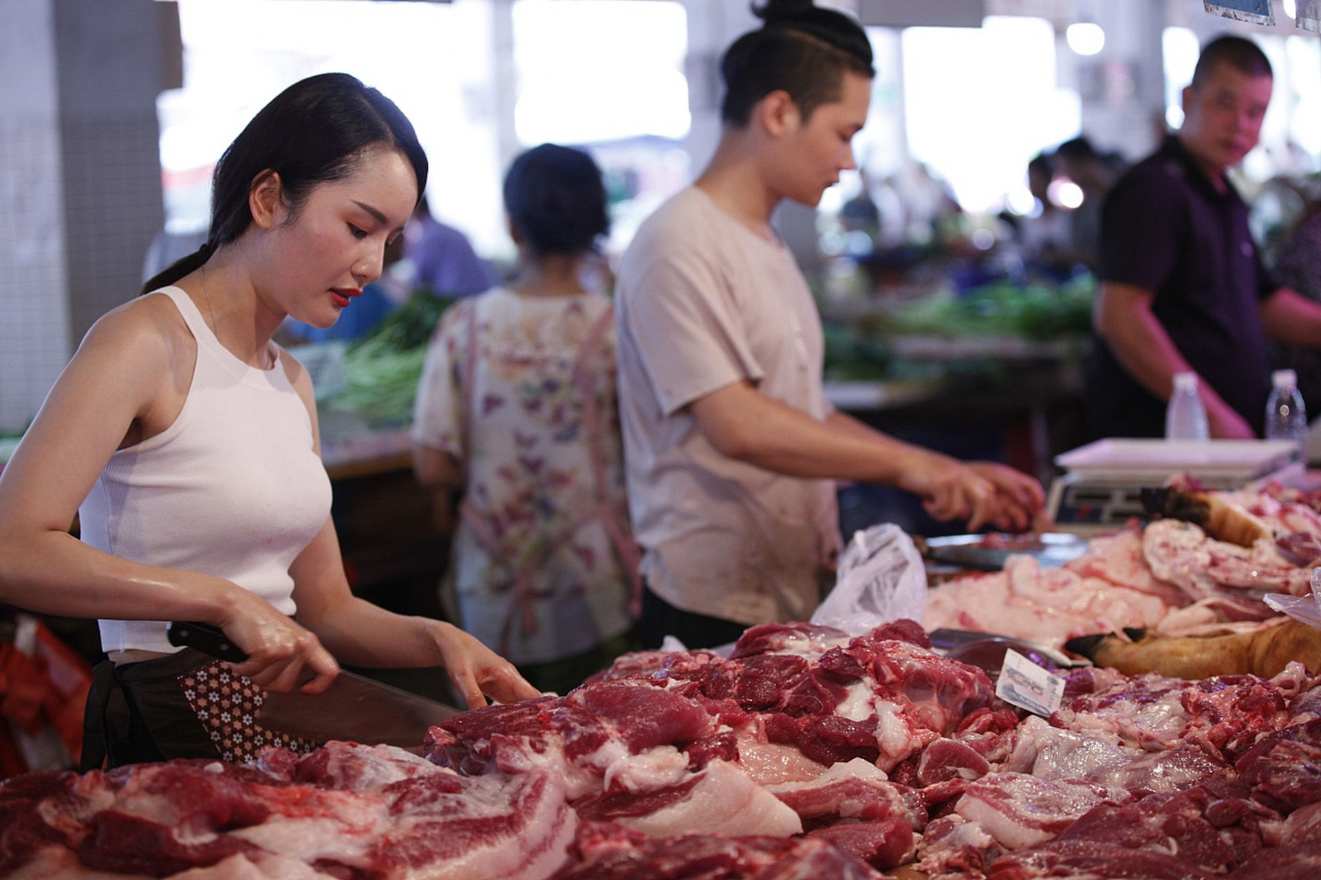卖猪肉不靠肉赚钱,那靠什么赚钱呢?
