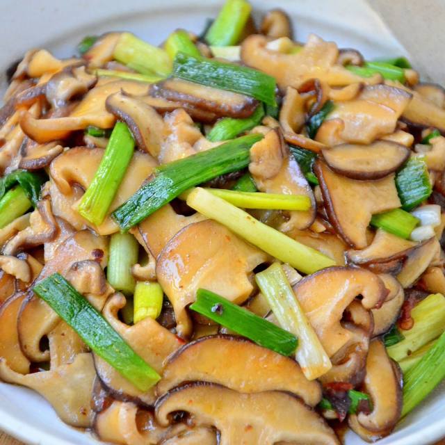 大蒜炒香菇,上班族必备的美食之一